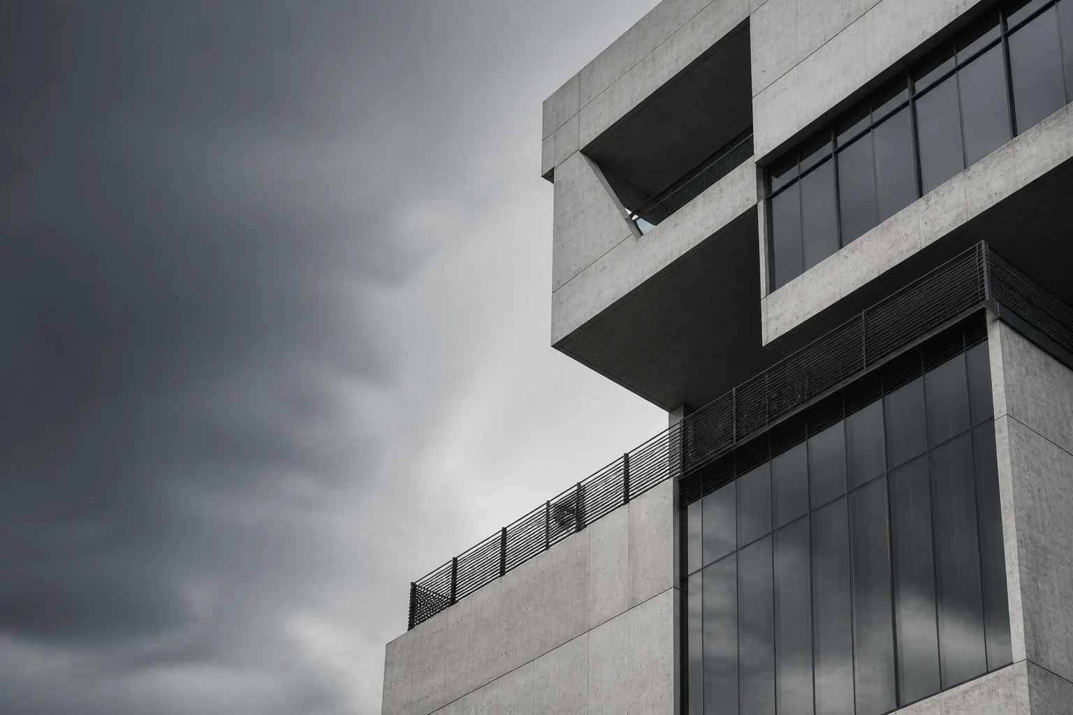 Arquitetura corporativa contemporânea em concreto e vidro